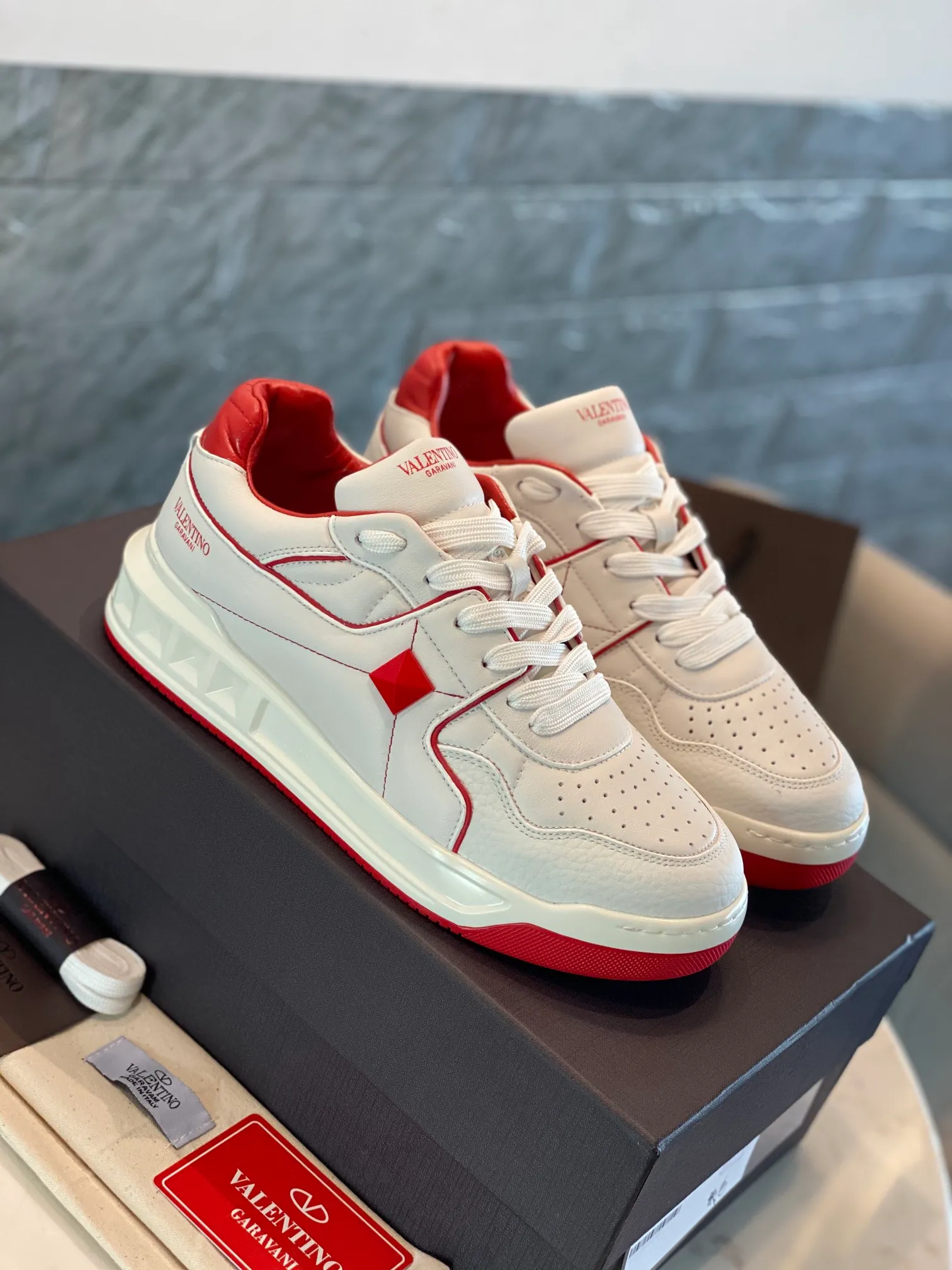 👟👟Ex-factory price 780👟👟 Valentino ONE STUD calfskin lace-up sneakers. Soft suede low-top sneakers, classic and versatile, couple's sneakers, special goods, worth buying! A pair of simple shoes with unique details will save you from the difficulty of dressing. OneStud sneakers, with quilted plaid and oversized rivets, create an eye-catching punk style and get rid of the heavy feeling of this season's clothing. U👟👟Ex-factory price raise calfskin derby shoes, with exquisite leather construction and simple silhouette, smooth lines set the tone of coolness, they are a versatile item in the wardrobe. There are more Valentino boutique shoes waiting for you to unlock! It’s time to get the shoes you’ve been coveting for a long time! Officially on sale 7,+++ - Seven straps, decorated with metallic rubber effect. Decoration on the back and tongue. Size 35-44.